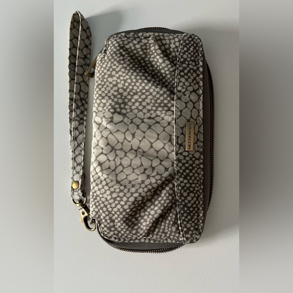 Travelon Single Zip Wallet